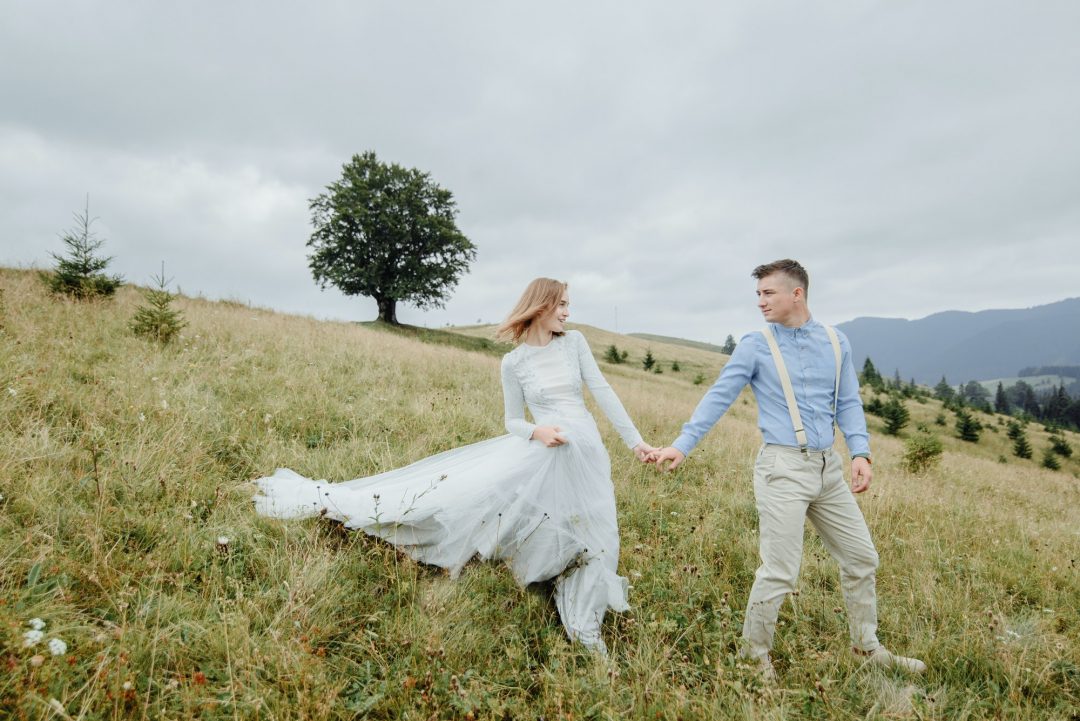 photoshoot-of-the-bride-and-groom-in-the-mountains-boho-style-wedding-photo-1-4.jpg