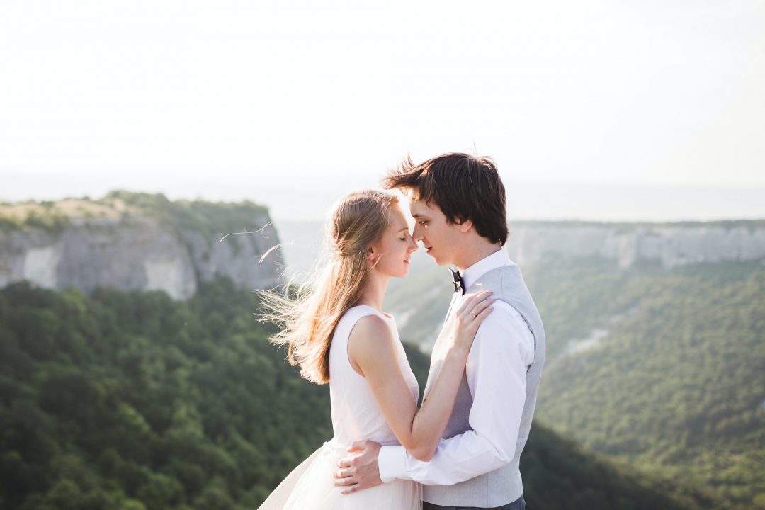 wedding-photo-shoot-in-the-mountains-with-stunning-views-1.jpg